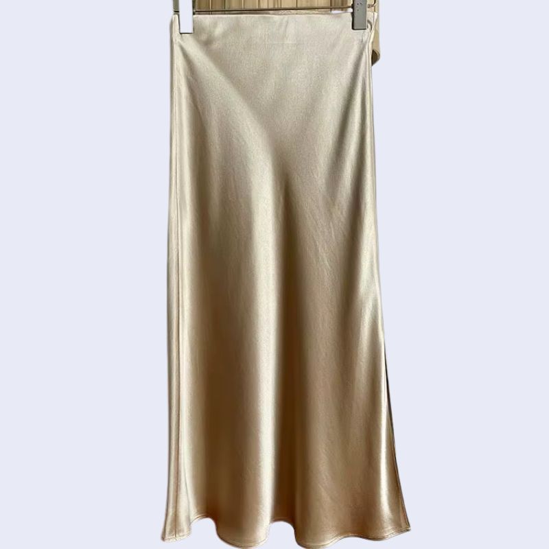 Jupe longue fendue élastique et élégante en satin beige
