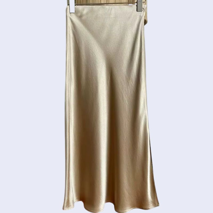 Jupe longue fendue élastique et élégante en satin beige