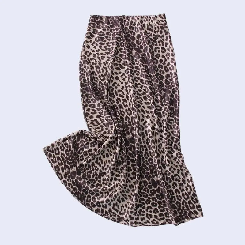 Jupe longue trapèze léopard en satin couleur beige
