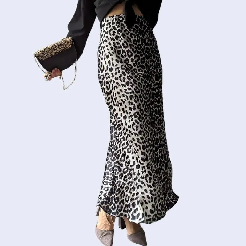 Mannequin portant une jupe longue trapèze léopard en satin couleur blanche