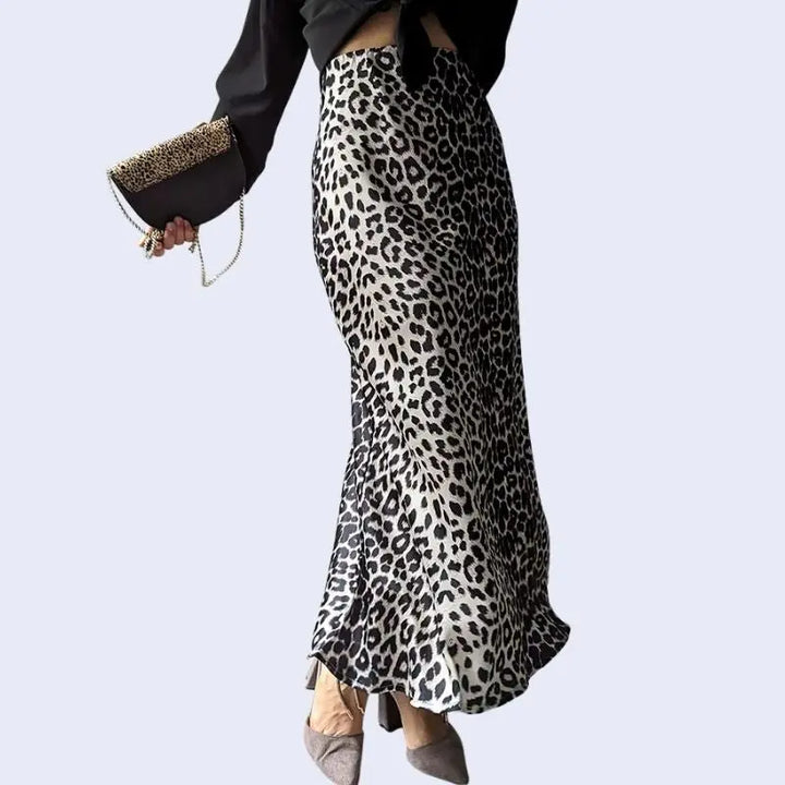 Mannequin portant une jupe longue trapèze léopard en satin couleur blanche