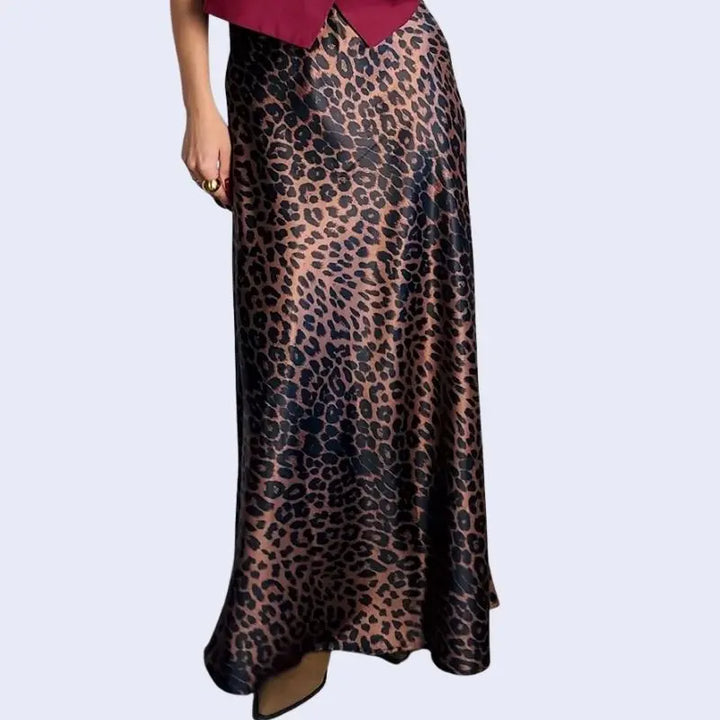 Mannequin portant une jupe longue trapèze léopard en satin couleur marron