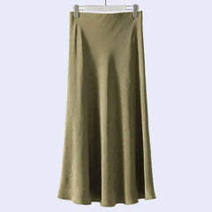 Jupe longue unie texturée en satin couleur kaki