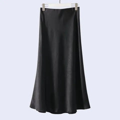 Jupe longue unie texturée en satin couleur noire