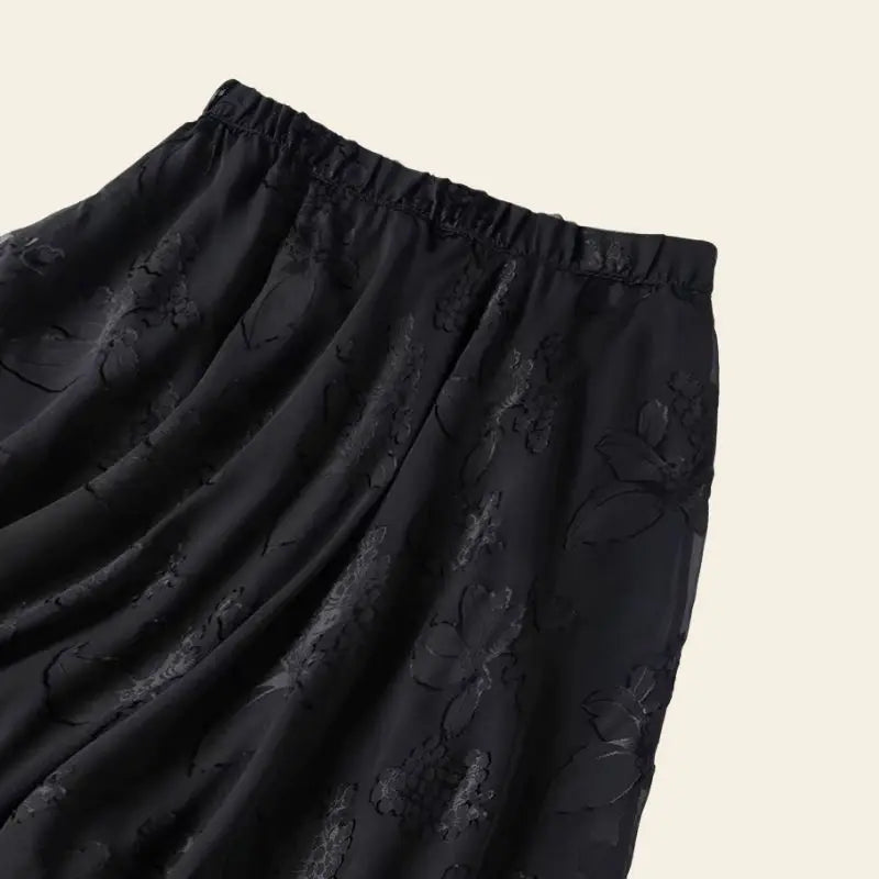 Haut d'une jupe mi-mollet décontractée motifs floraux en soie véritable couleur noire