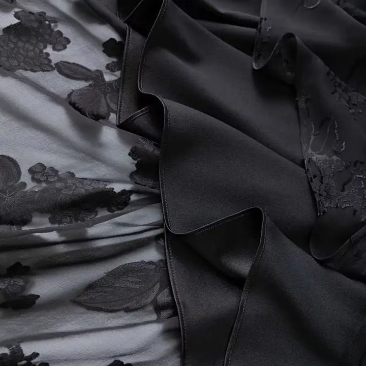 Zoom sur une jupe mi-mollet décontractée motifs floraux en soie véritable couleur noire