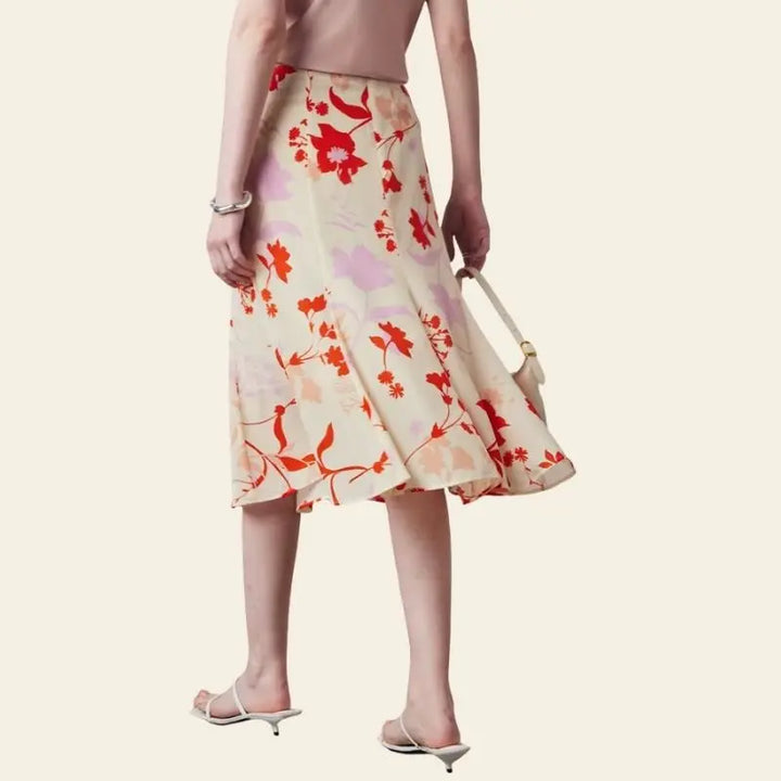 Mannequin de dos portant une jupe mi-mollet motifs fleurs rouges en soie véritable