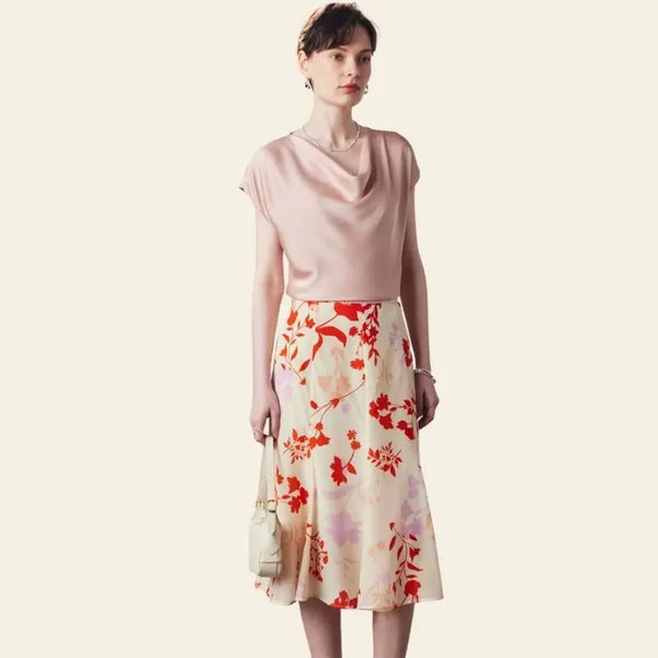 Mannequin de face portant une jupe mi-mollet motifs fleurs rouges en soie véritable