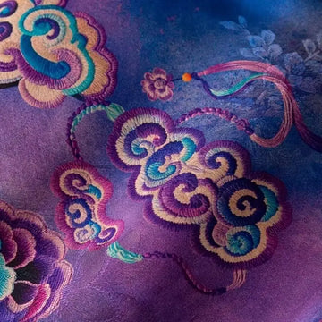 Tissu d'une jupe mi-mollet motifs nuages stylisés en soie véritable