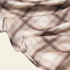 Zoom sur une jupe mi-mollet motif tartan beige en soie véritable