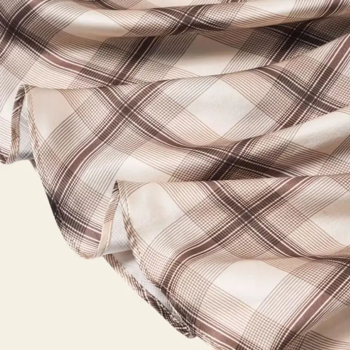 Zoom sur une jupe mi-mollet motif tartan beige en soie véritable