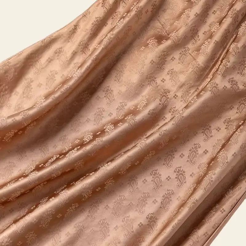 Zoom sur le tissu de la jupe mi-mollet motif Paisley en soie véritable camel