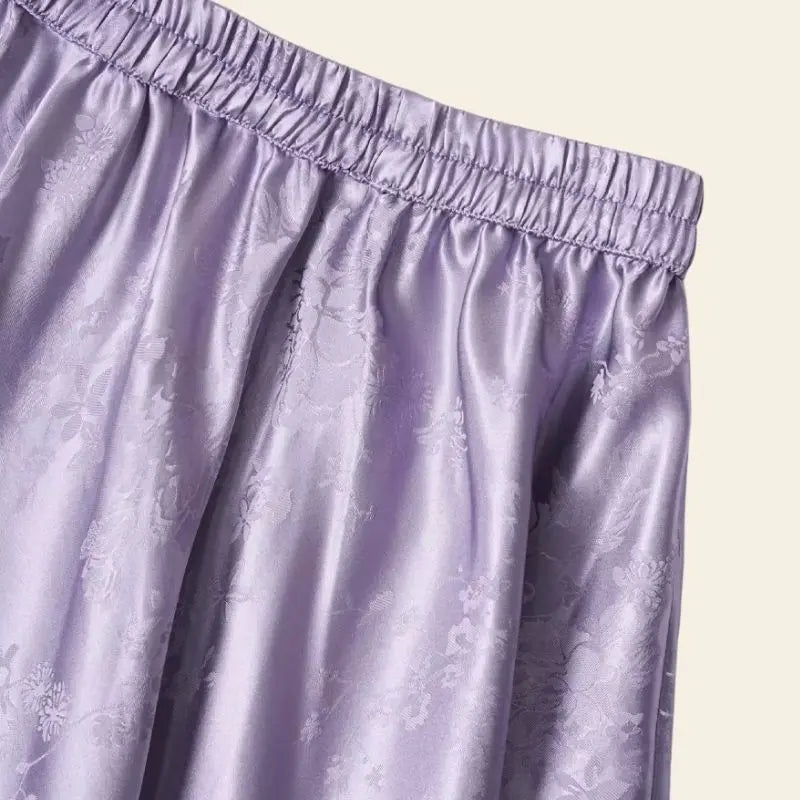 Zoom sur une jupe plissée trapèze mi-mollet en soie véritable couleur lavande