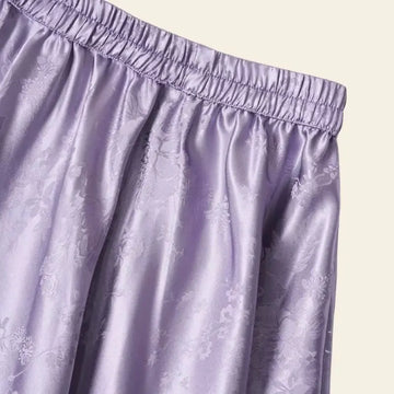 Zoom sur une jupe plissée trapèze mi-mollet en soie véritable couleur lavande