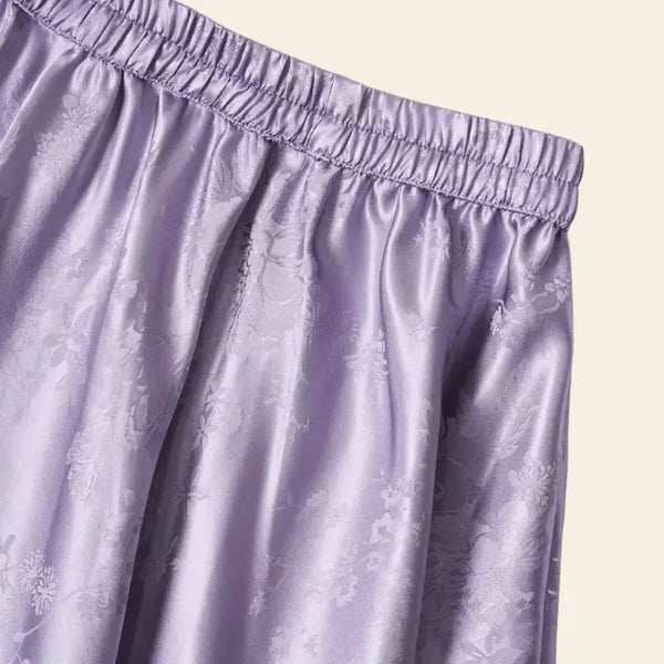 Zoom sur une jupe plissée trapèze mi-mollet en soie véritable couleur lavande