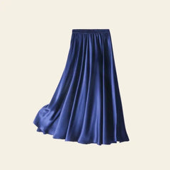 Jupe plissée unie effet satiné en soie véritable couleur bleu roi