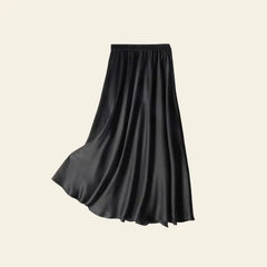 Jupe plissée unie effet satiné en soie véritable couleur noire