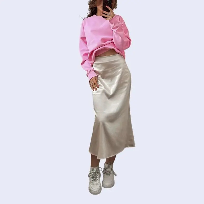 Mannequin portant une jupe taille haute sirène mat en satin couleur ivoire