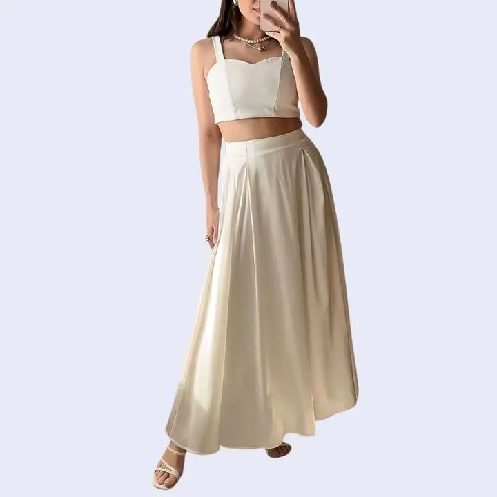 Mannequin portant une jupe maxi trapèze brillante décontractée en satin couleur ivoire