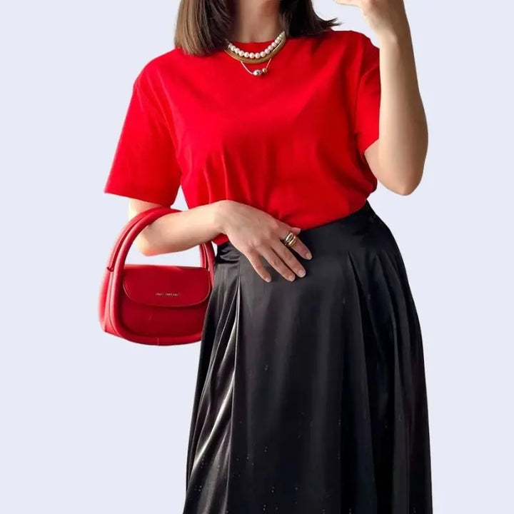 Mannequin portant une jupe maxi trapèze brillante décontractée en satin noire