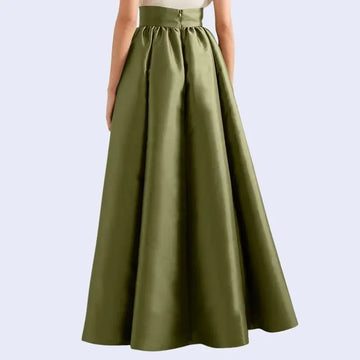 Mannequin de dos portant une jupe trapèze longue taille haute en satin couleur vert militaire