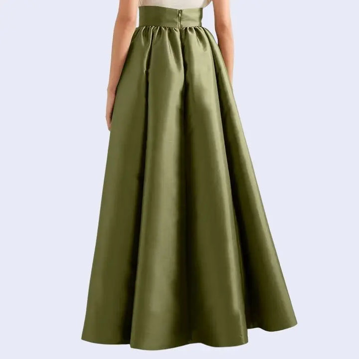 Mannequin de dos portant une jupe trapèze longue taille haute en satin couleur vert militaire
