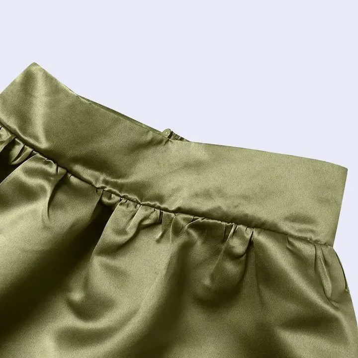 Zoom sur la jupe trapèze longue taille haute en satin couleur vert militaire