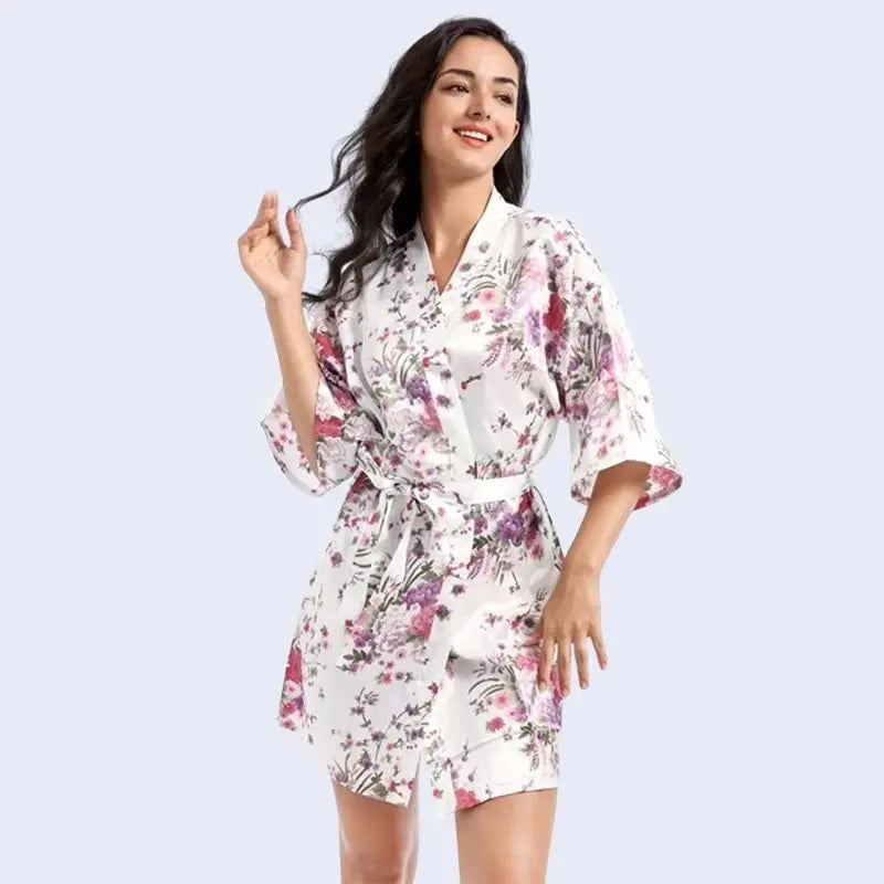 Kimono court brillant imprimé floral en satin couleur blanche
