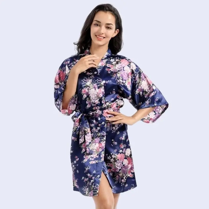 Kimono court brillant imprimé floral en satin couleur bleu nuit