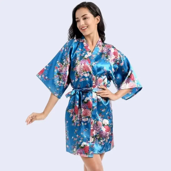 Kimono court brillant imprimé floral en satin couleur bleu turquoise