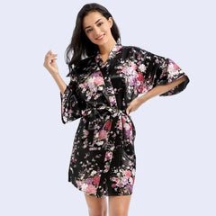 Kimono court brillant imprimé floral en satin couleur noire