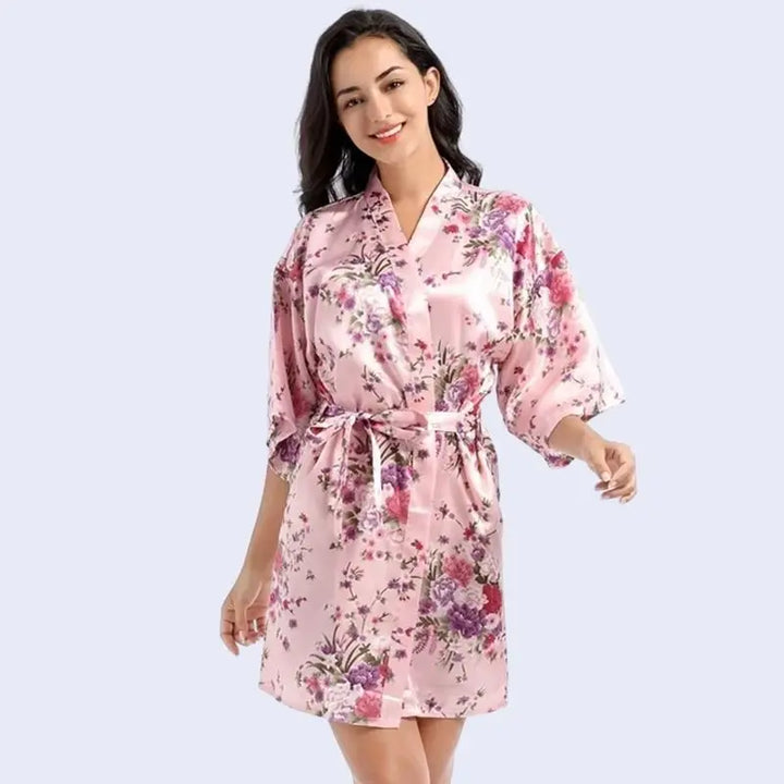 Kimono court brillant imprimé floral en satin couleur rose