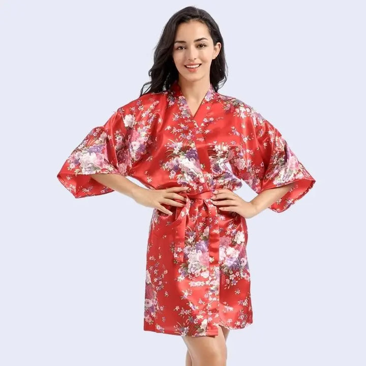 Kimono court brillant imprimé floral en satin couleur rouge