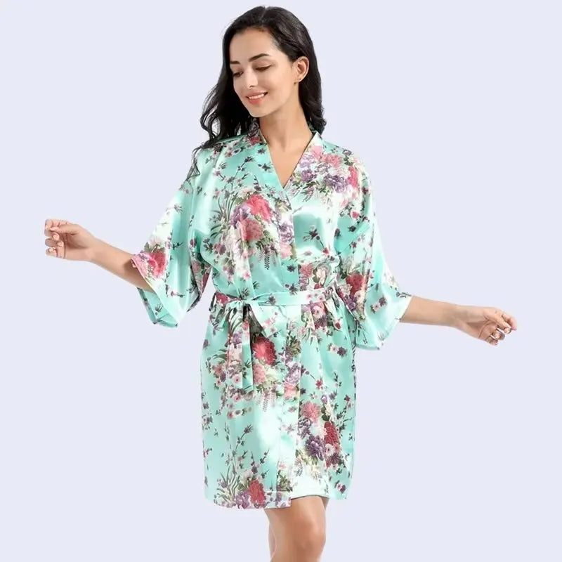 Kimono court brillant imprimé floral en satin couleur vert menthe