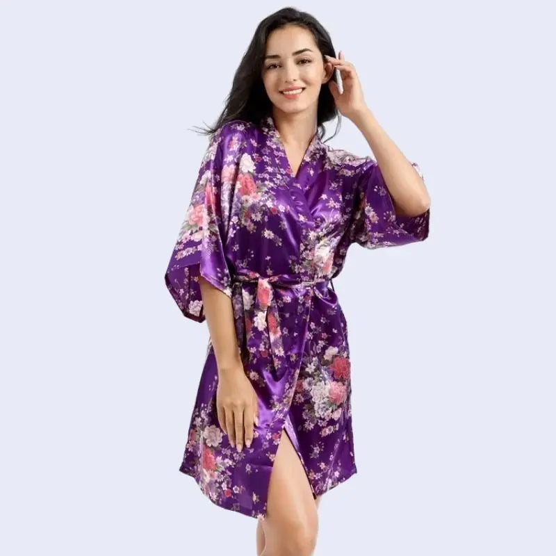 Kimono court brillant imprimé floral en satin couleur violet
