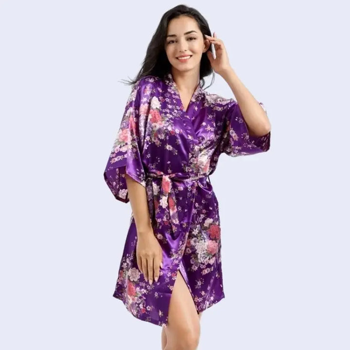 Kimono court brillant imprimé floral en satin couleur violet