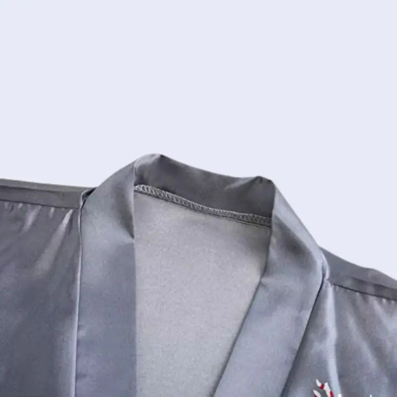 Haut d'un kimono court brillant motif oiseau en satin couleur argenté