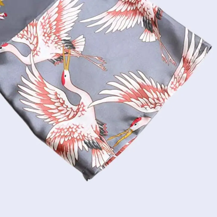 Manche d'un kimono court brillant motif oiseau en satin couleur argenté