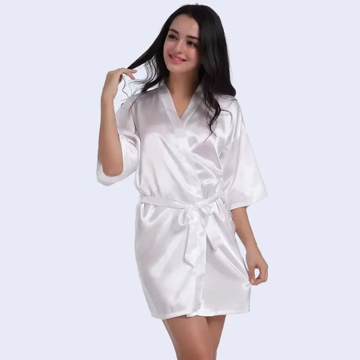 Kimono court brillant uni en satin couleur blanche