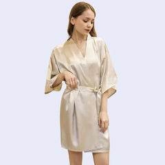 Kimono court brillant uni en satin couleur champagne