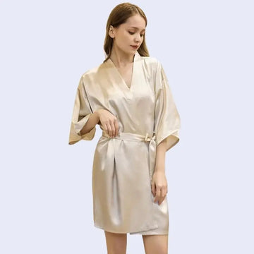 Kimono court brillant uni en satin couleur champagne