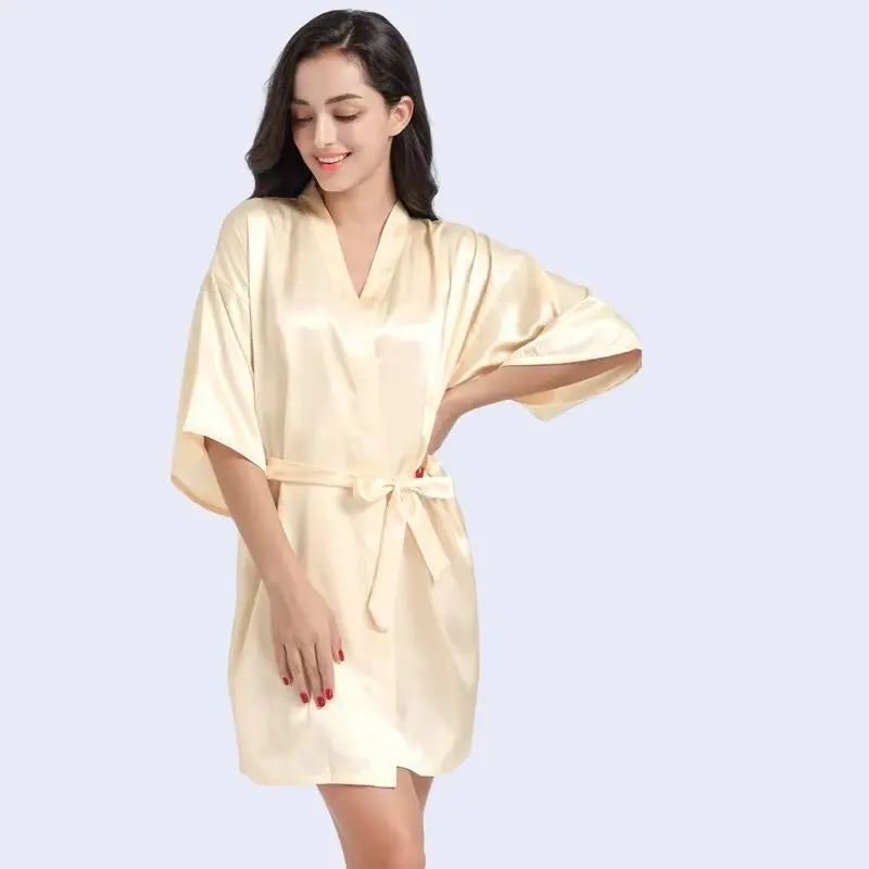 Kimono court brillant uni en satin couleur crème