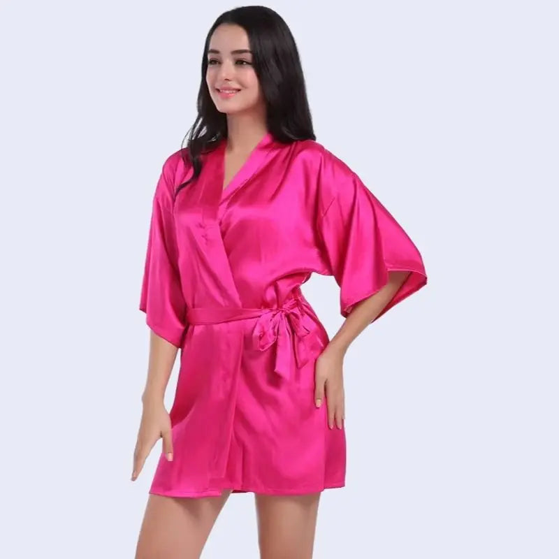Kimono court brillant uni en satin couleur rose fushia