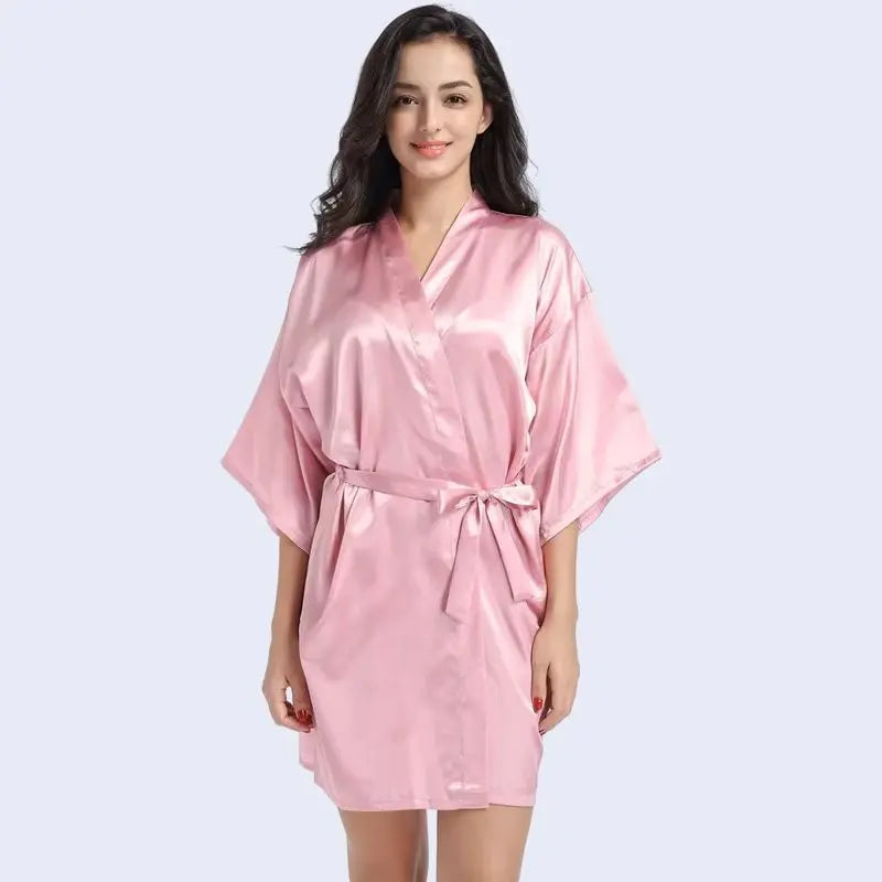 Kimono court brillant uni en satin couleur rose nude