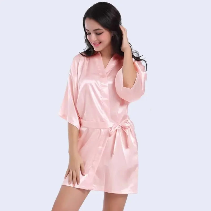 Kimono court brillant uni en satin couleur rose pastel