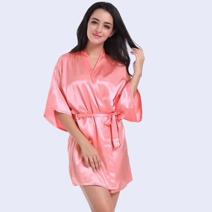 Kimono court brillant uni en satin couleur rose tendre