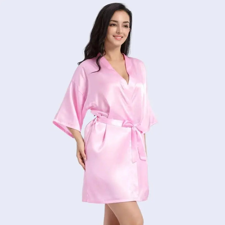 Kimono court brillant uni en satin couleur rose