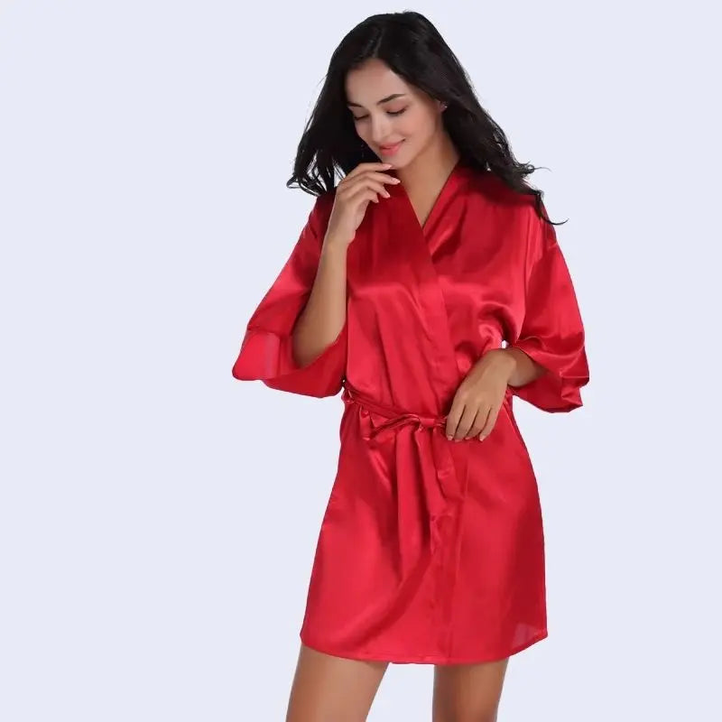 Kimono court brillant uni en satin couleur rouge