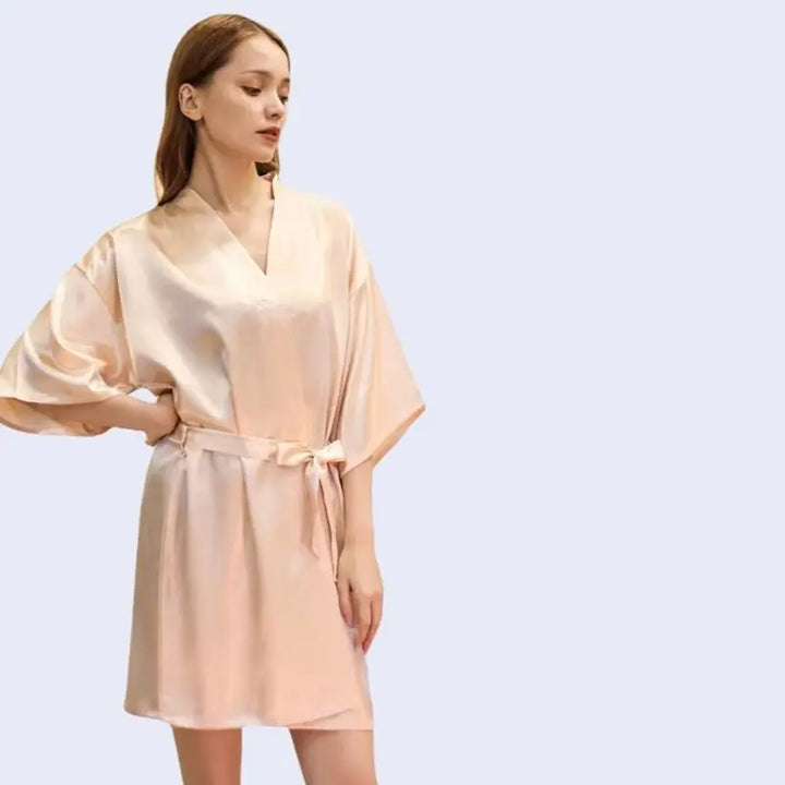 Kimono court brillant uni en satin couleur sable rosé