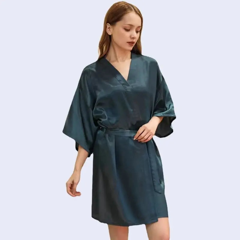 Kimono court brillant uni en satin couleur vert forêt
